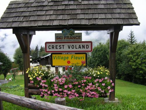 crest-voland-village-fleuri